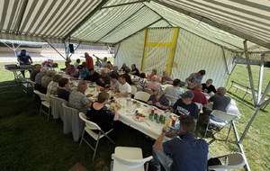 Repas champêtre à l'ombre des barnums